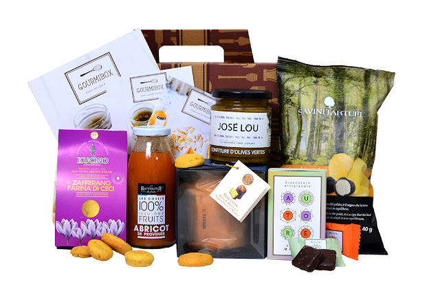 Gourmibox Jour de fête José Lou marmelade olives vertes marmelada aceitunas verdes Les Raffineurs de fuits coulis abricot Artemisia Panettoni Panettone Savini Tartufi Chips truffes Autore Boîte allumette chocolat Cioccolato croccantino Edélices