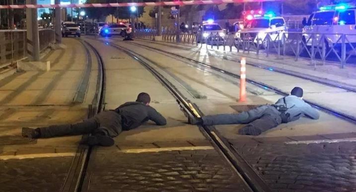 في القدس .. “شاهد” كيف أطلقت الشرطة الإسرائيلية النار على فتاة وأصابتها بلا سبب !