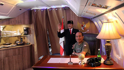 Berfoto layaknya presiden di meja kerja Presiden dalam Pesawat Kepresidenan. Berfoto layaknya presiden di meja kerja Presiden dalam Pesawat Kepresidenan.