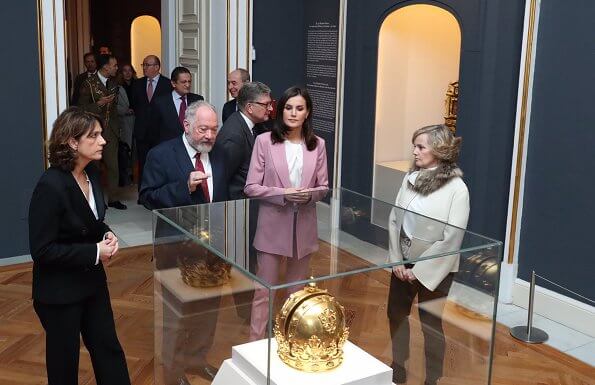 Queen Letizia wore Boss Jericoa stretch wool double breasted blazer and trousers, and silk blouse