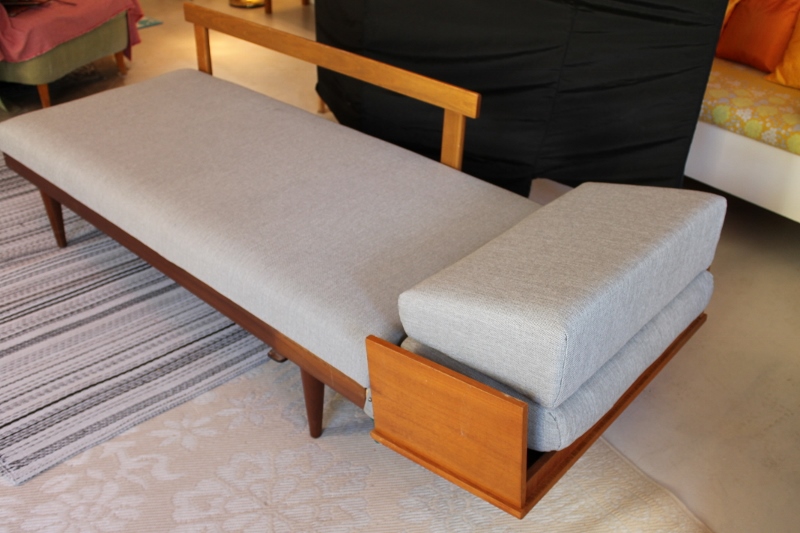 Butiken Blue Corner 50,60 tals dagbädd soffa i grått och teak Butiken Blue Corner 50,60 tals dagbädd soffa i grått och teak