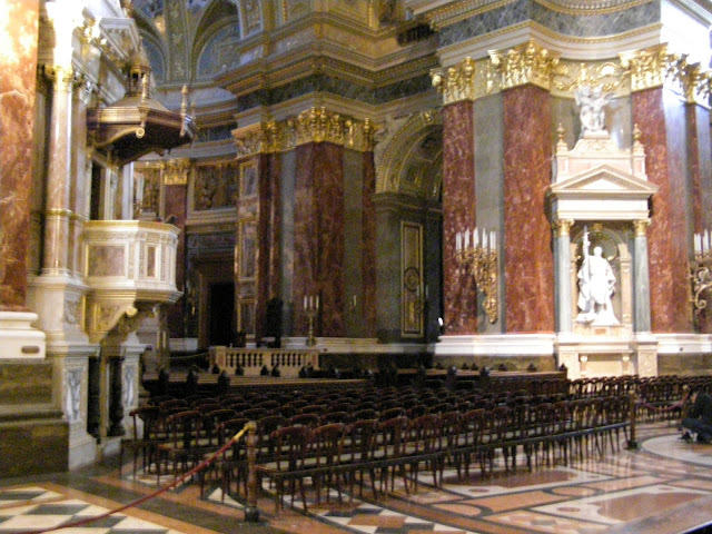 Marmura multa in interiorul catedralei