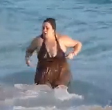 mulher saindo do mar