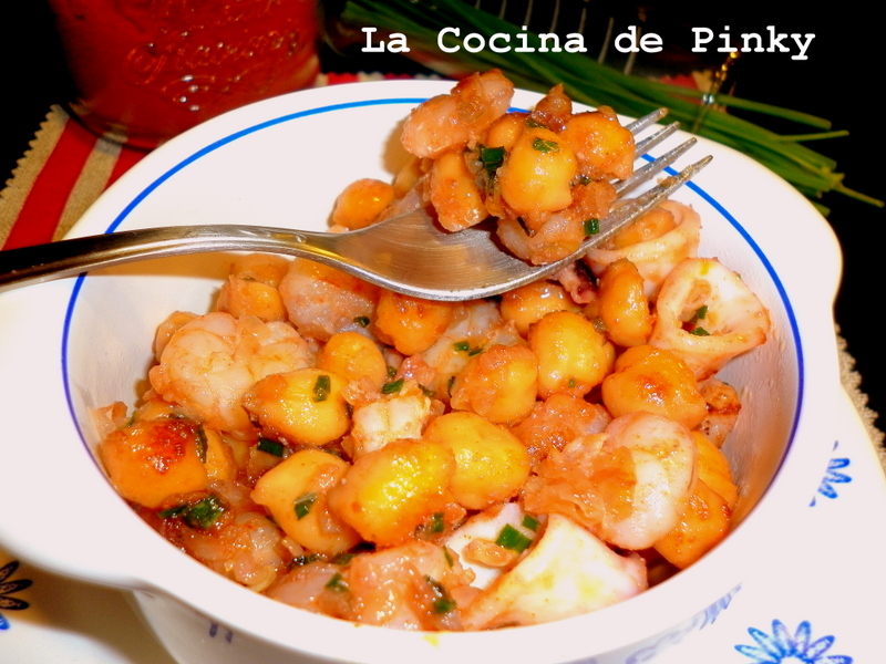 LA COCINA DE PINKY GARBANZOS FRITOS CON CALAMARES Y GAMBAS