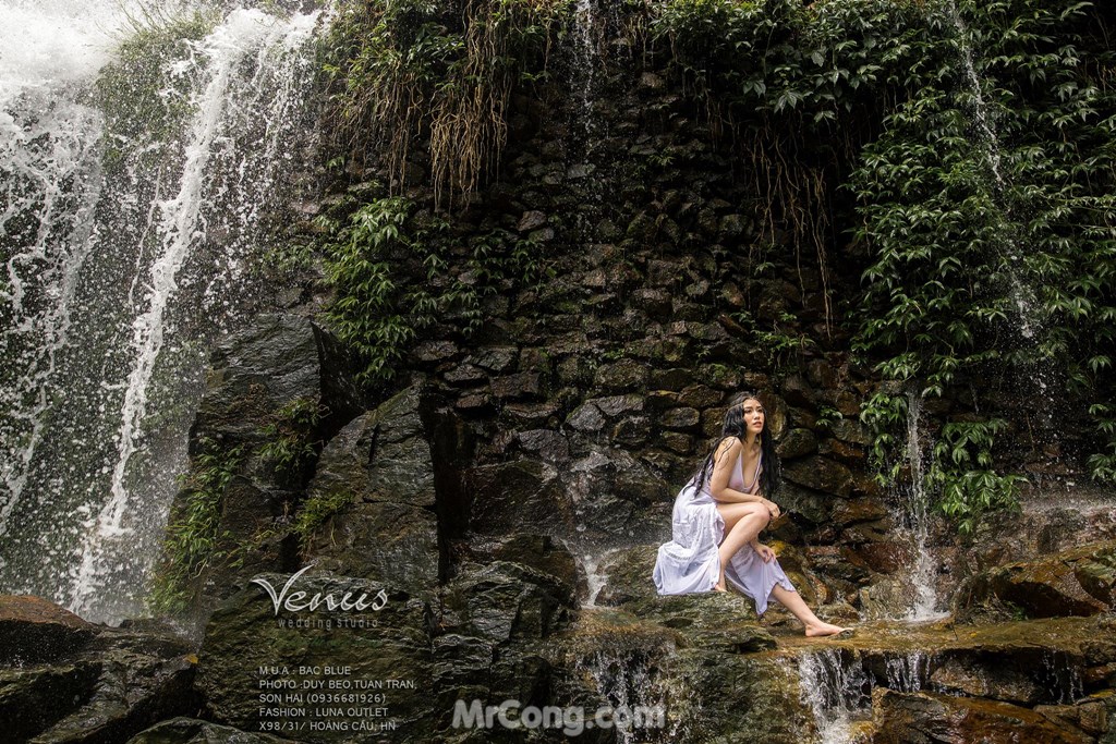 Linh Miu boldly let go of her chest in a set of photos taken under a waterfall