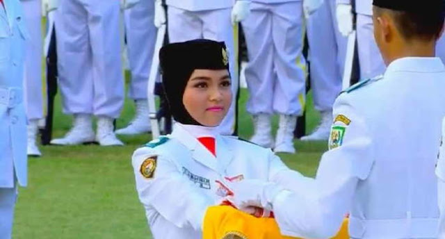 Cut Aura Pembawa baki 2016
