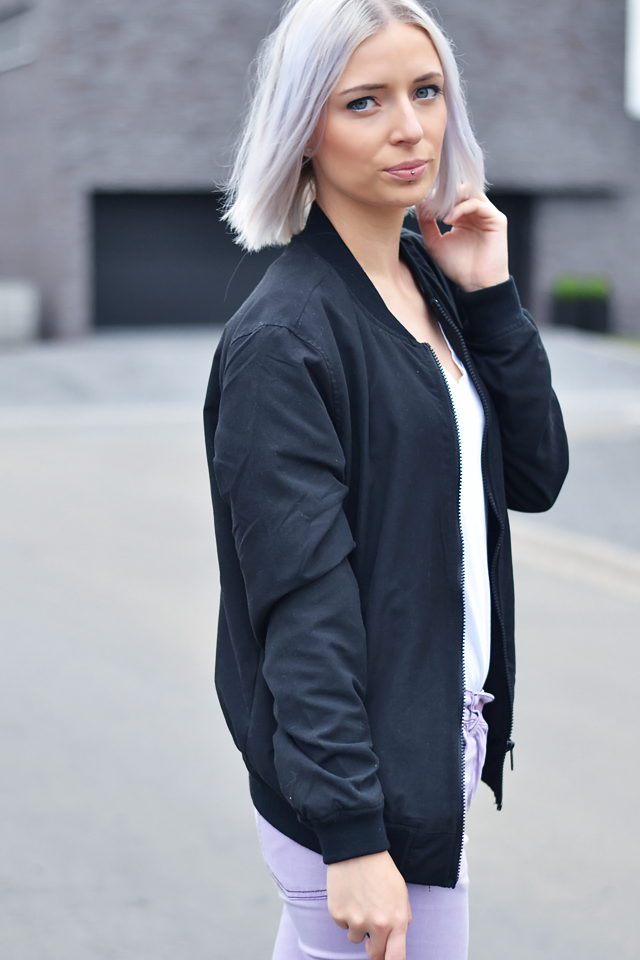 Outfit, ootd, street style, black bomber jacket, bershka, white t-shirt, v-neck, h&m divided, asos ridley, jeans, lilac jeans, trousers, converse all star, inspiration