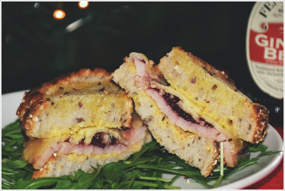 Schinken Sandwiches mit geräuchertem Cheddar und Cranberrysauce ...