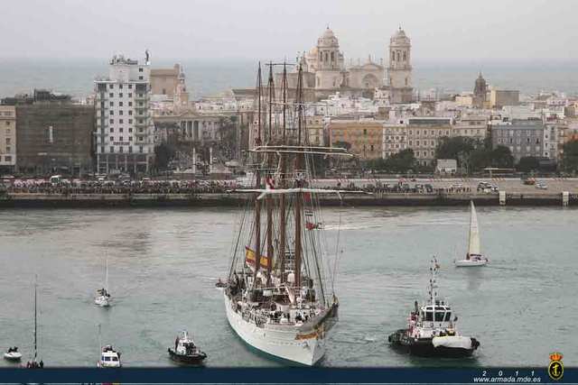 Buque escuela Juan Sebastián el Cano saliendo de Cádiz