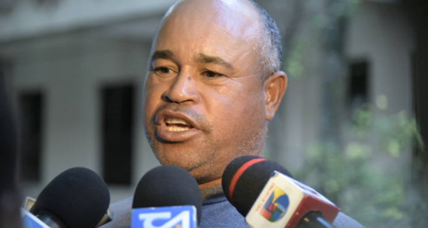 Dictan presentación periódica al padre de Emely Peguero por porte ilegal de armas Dictan presentación periódica al padre de Emely Peguero por porte ilegal de armas