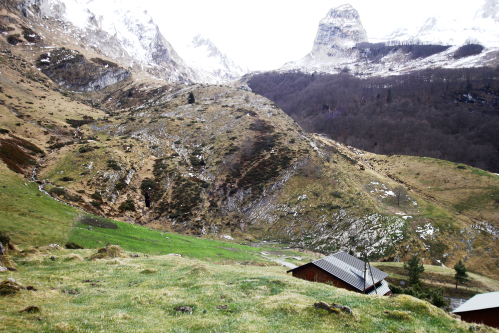 BLOG-MODE-HOMME_voayge-insolite-béarn-pyrénées-neige-sport-hiver-aventure-nordique-bain-bath-nuit-belle-étoile-snowpod-raquettes-chalet