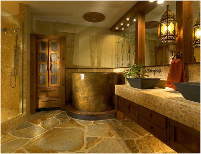 Badezimmer-japanischer-stil-Kundenspezifische-Japanische-Badewanne-mit-rahmenlosem-gebogenem-Glas-das-mit-erstaunlichem-Gold-getönten-Mosaikfliese-gezeichnet-wird