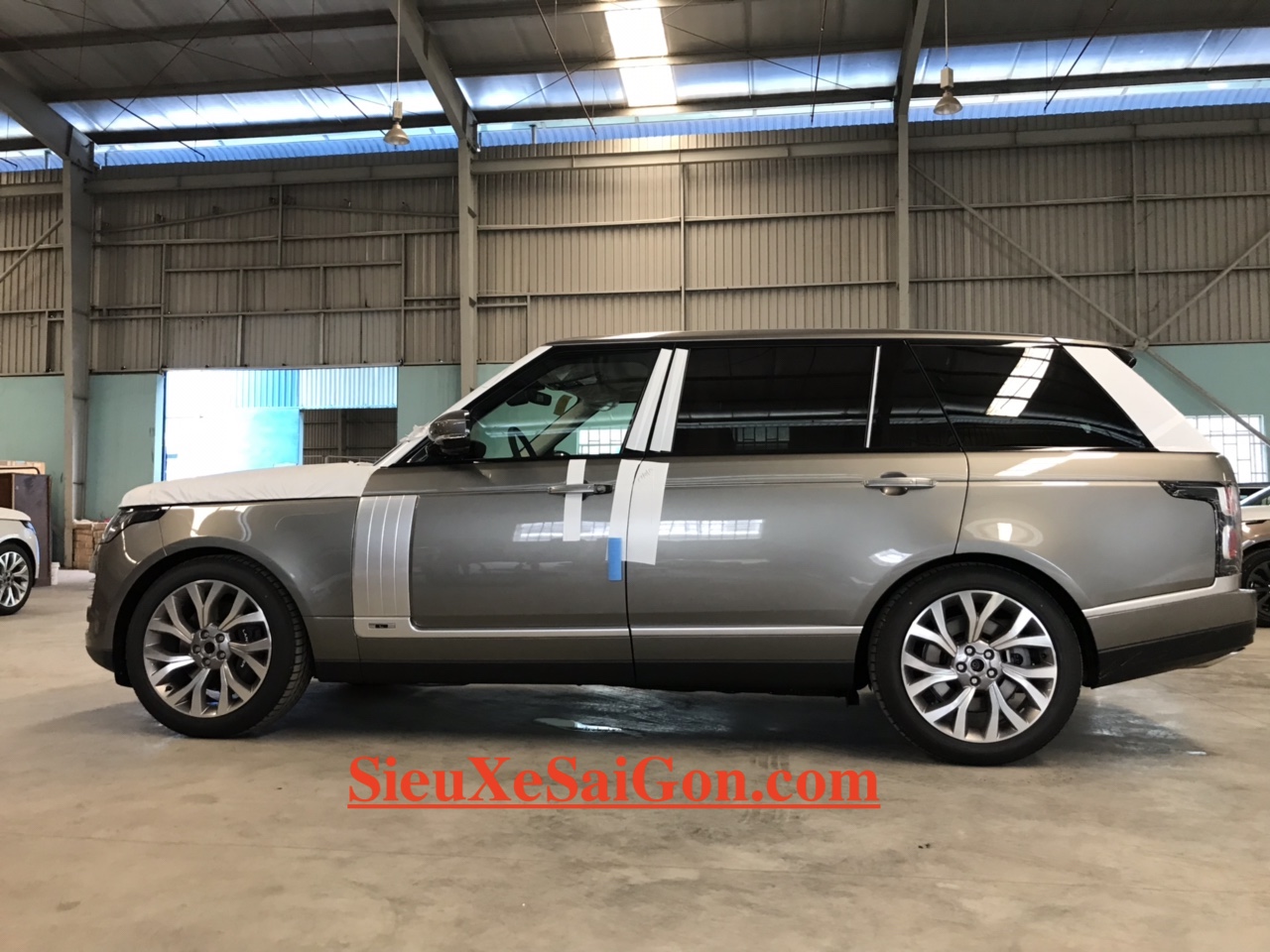 Siêu Phẩm SUV Range Rover LWB Mới 5 Chỗ Đời 2018 Model 2019 Màu Bạc ÁNh kim vừa về việt nam với giá trên 10 tỷ đồng có gì mới và đặc biệt