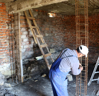 Setting out the reinforcing metal for the columns Setting out the reinforcing metal for the columns