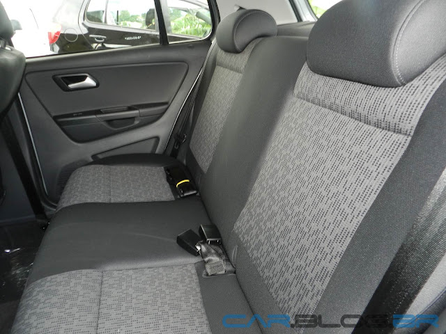 VW Fox 1.0 2013 - Trend - Prata Sargas - espaço bancos traseiros