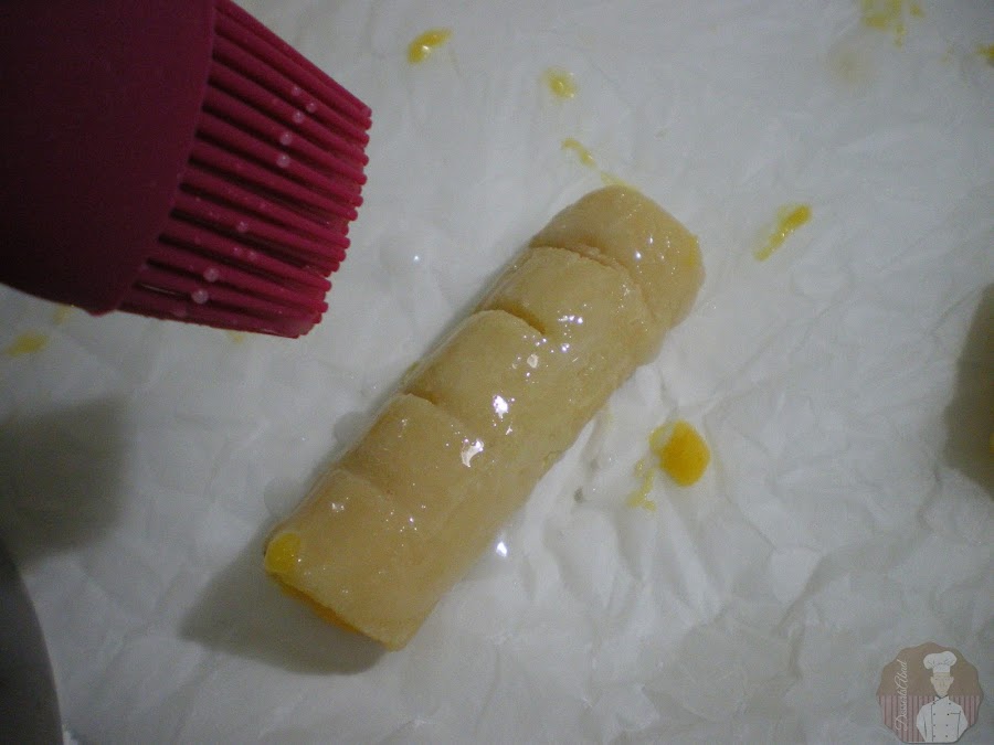 Pintando los huesos de santo con el glaseado