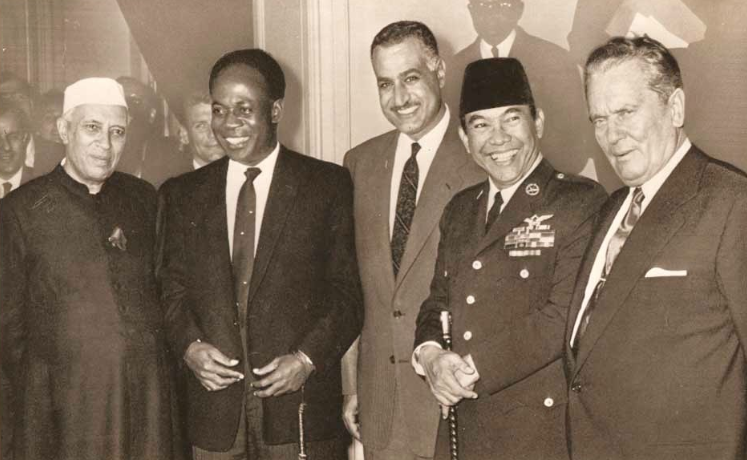 Bung Karno dan para pemimpin negara lain. Dari kiri: Nehru (India), Nkrumah (Ghana), Gamal Abdul Nasser (Mesir), Sukarno (Indonesia), dan Tito (Yugoslavia)