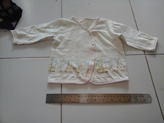  Beberapa hari yang lalu ada seseorang yang minta dipermakkan baju untuk bayinya yang beru  POLA BAJU ANAK UMUR 1-3 BULAN