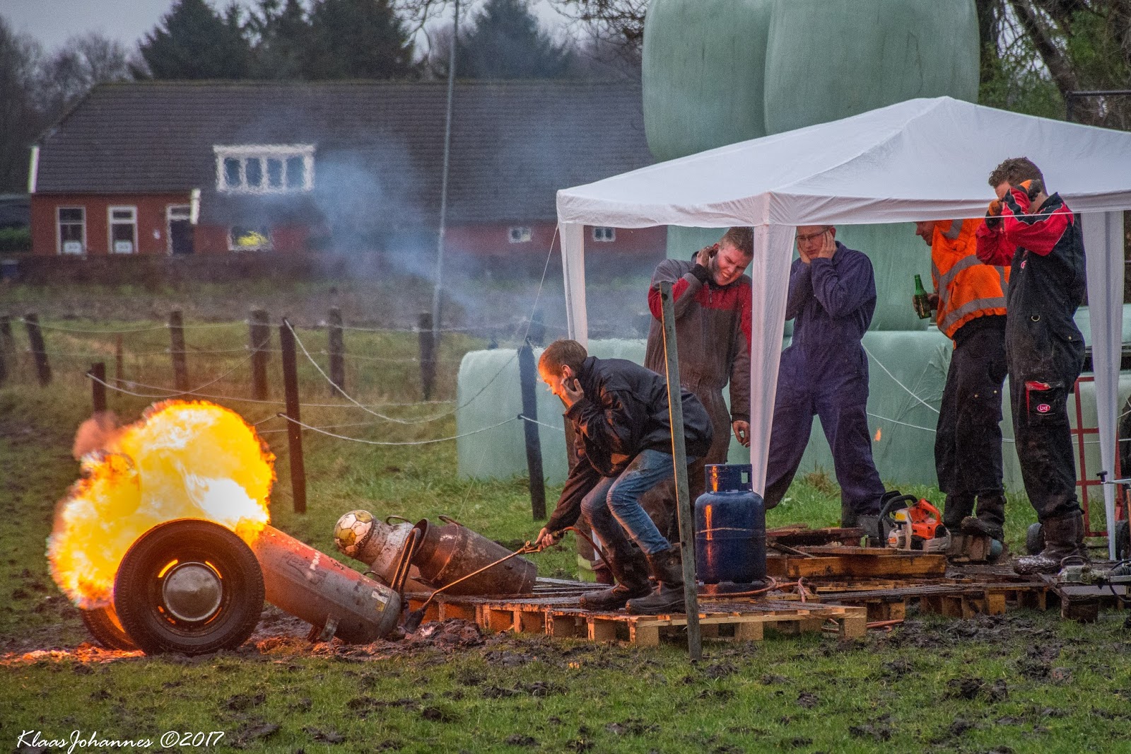 Natuurfoto Oost-Groningen: Carbidschieten in Westerlee.