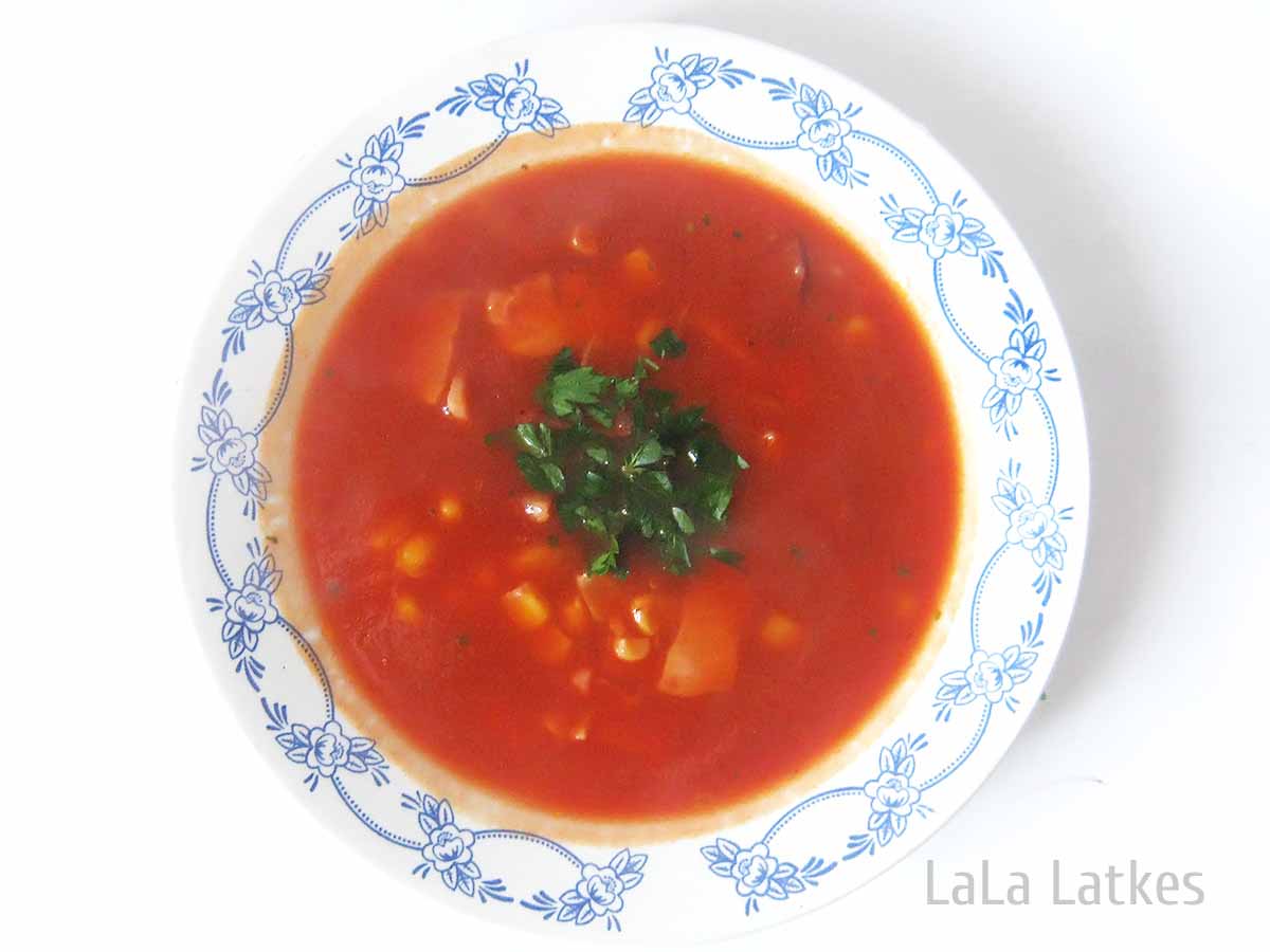 Быстрый суп из томатного сока с кукурузой и копченостями