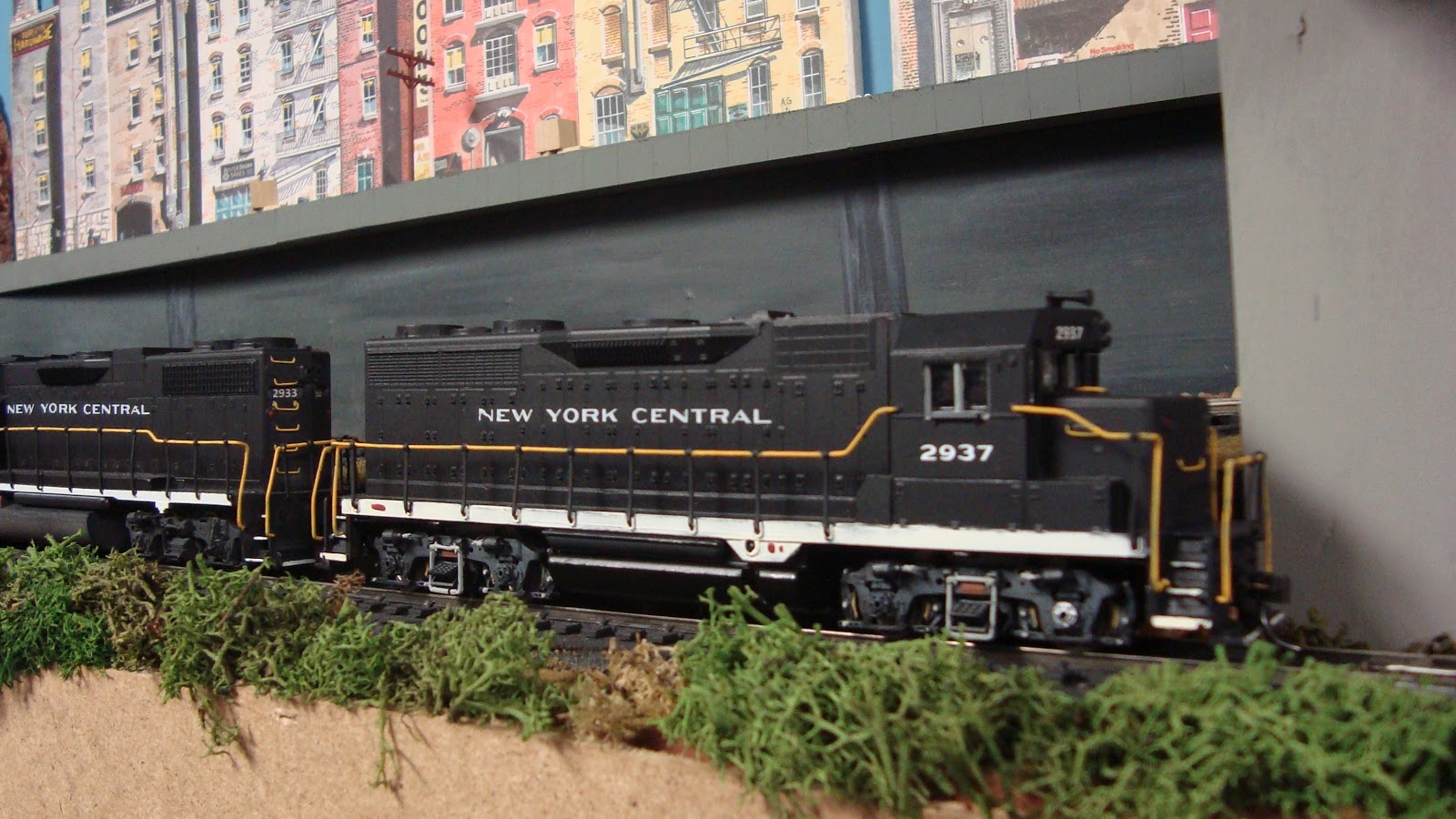 New York Central Train Layout: New York Central GP35 #2399