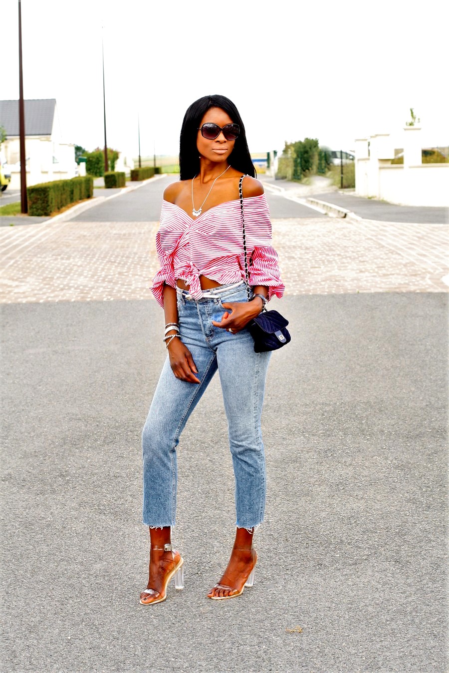 idee-look-blouse-cache-coeur-epaules-nues-johanna-ortiz-jeans-taille-haute idee-look-blouse-cache-coeur-epaules-nues-johanna-ortiz-jeans-taille-haute