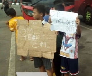 Download Suara Klakson Telolet 'OM TELOLET OM' OM TELOLET OM adalah sepotong kalimat yang belakangan ini sangat populer di Indonesia terutama di media sosial. Saking populernya di medsos,kata Om Telolet Om sempat Manjadi Trending Topik Seluruh Dunia di Twitter #1 worldwide trending.
