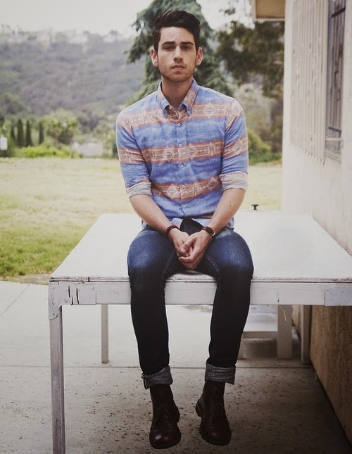 calça dobrada com bota masculina