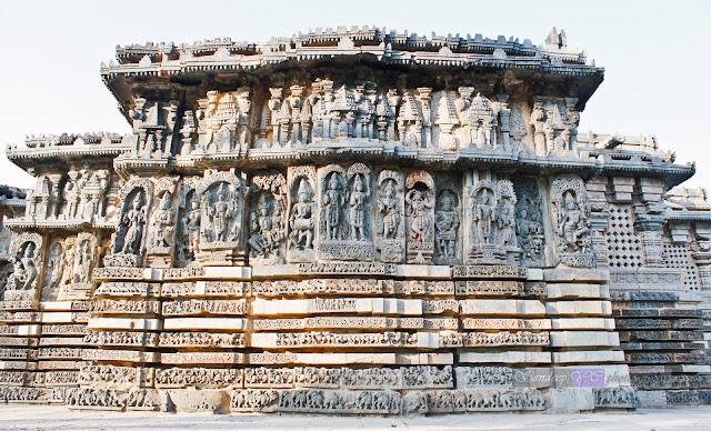 Friezes and the sculptures on the walls of the Kedareshwara temple
