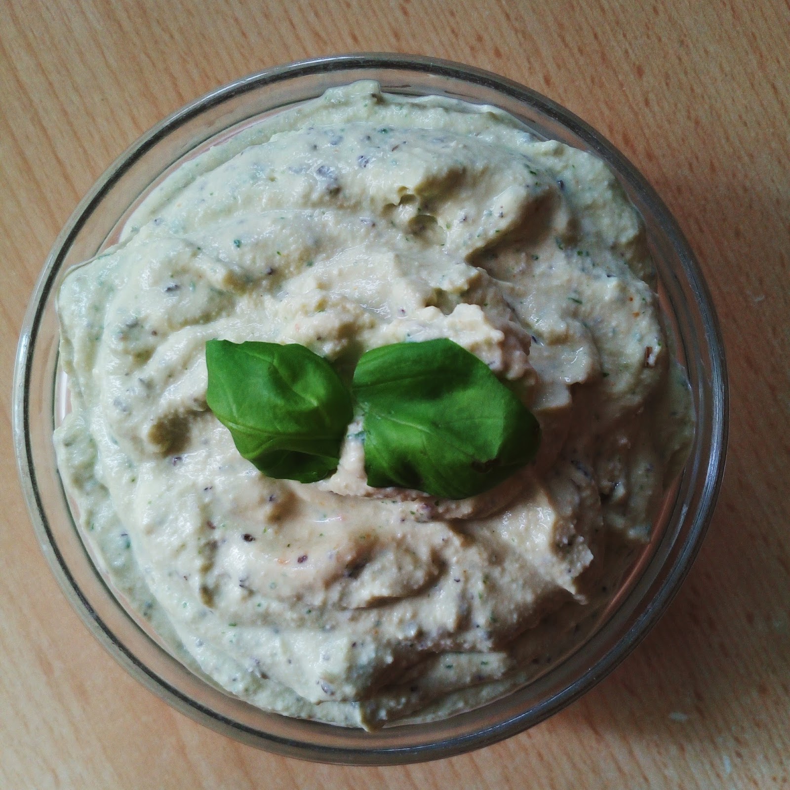Tofu pomazánka Tofu pomazánka s bazalkou a lahůdkovým droždím