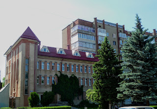 Калуш. Адміністративна будівля зі сторони майдана Шептицького Калуш. Адміністративна будівля зі сторони майдана Шептицького