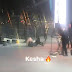 Kesha se cae duro en el escenario durante concierto