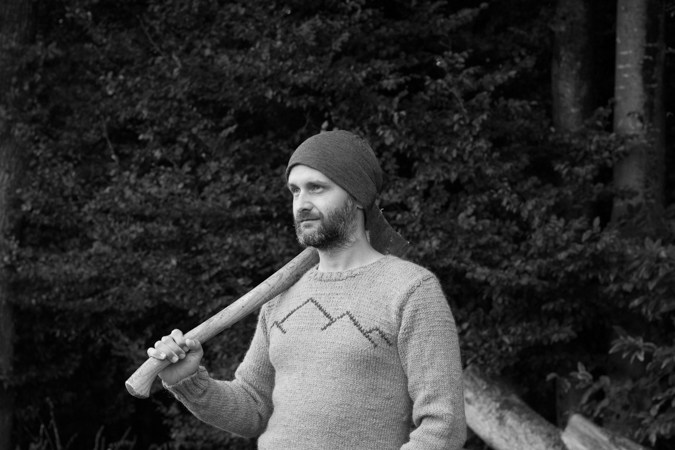 Anleitung für einen selbst gestrickten Herrenpullover mit aufgestickter Bergsilhouette im Maschenstich