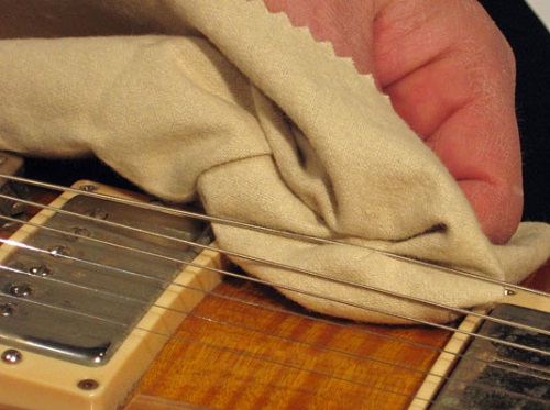 Hướng dẫn cách làm sạch bụi bẩn trên đàn guitar