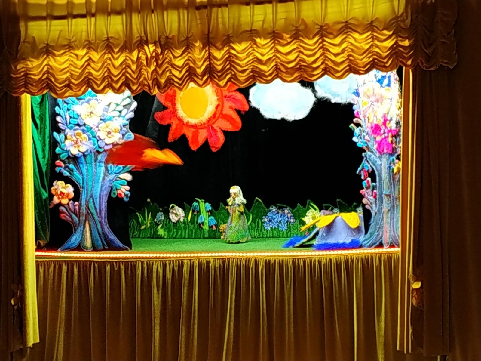 Театр солнца сообщение. Солнце для кукольного театра. Солнышко для кукольного театра. Детский кукольный театр солнышко. Солнце театральное.