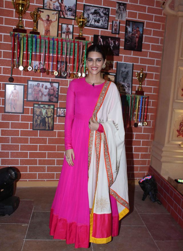Kriti Sanon In Pink Dress At Bareilly Ki Barfi Movie Promotion