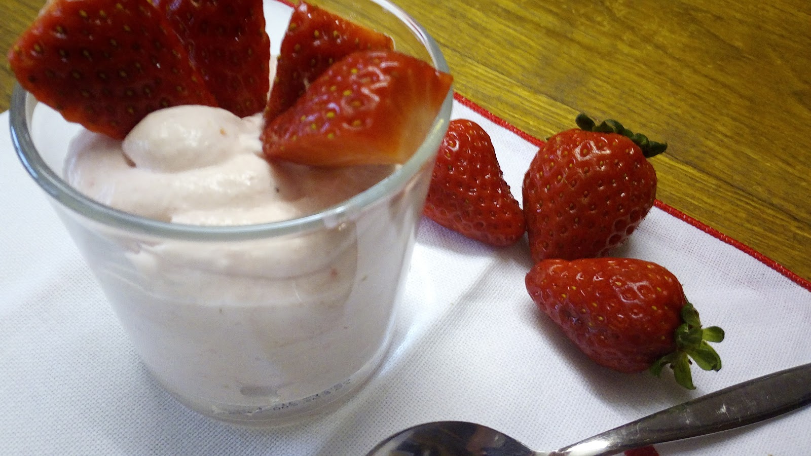 mousse di fragole e yogurt al cocco