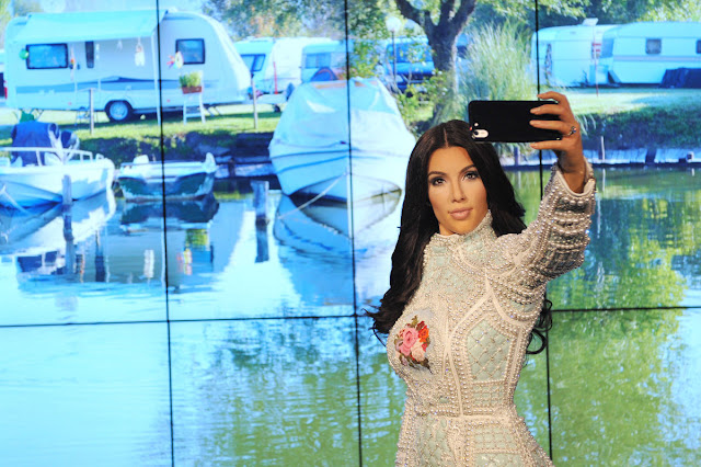 kim kardashian selfie figure madame tussauds