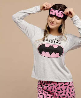 Moda: Pijama Estampa Batman Manga Longa Warner Pijama feminino, confeccionado em tecido malha com estampa batman, composto por blusa e calça. Possui blusa decote redondo, manga longa, calça cós elástico, acabamento e costura no tom.