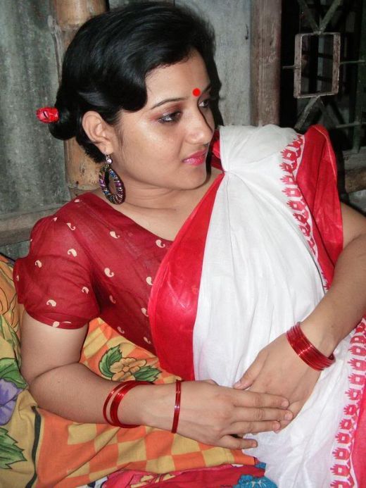 Hottest Aunty Bengali Bhabhi In Saree 