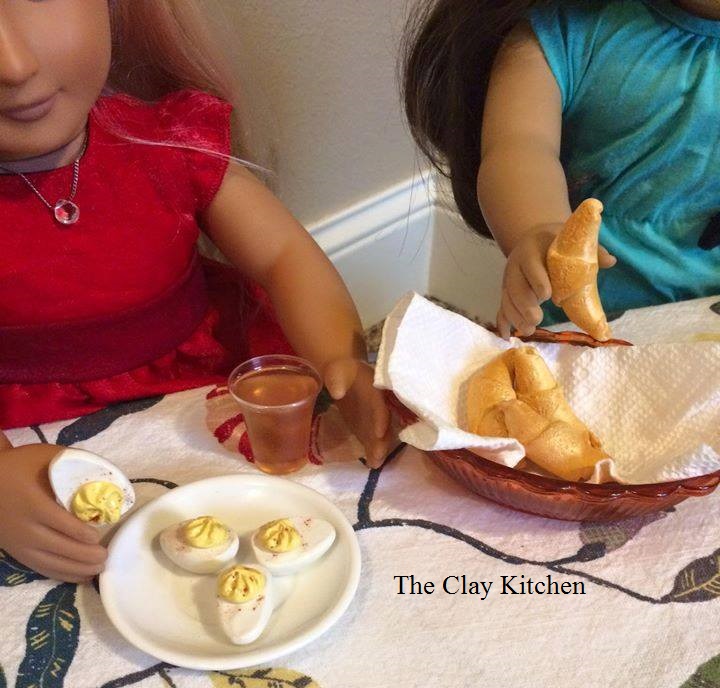 The Doll House EP.9  American Girl Doll Thanksgiving Dinner! 