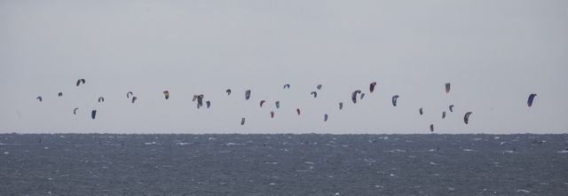300+ kitesurfers 