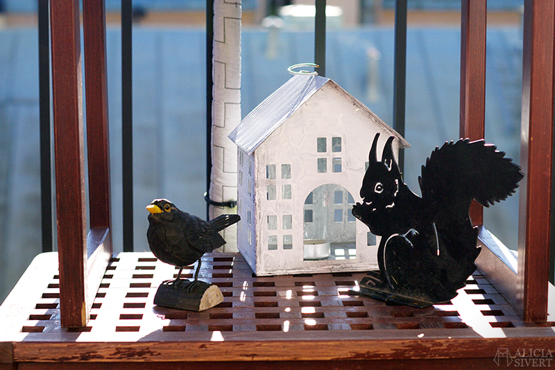 Balcony in Stockholm, photo by Alicia Sivertsson. aliciasivert odla på balkong balkongodling odling morötter potatis tomat paprika chili rödbetor majrovor söderläge stockholm kruka krukor redskap trädgård balkongträdgård inspiration växter växt växtgäris