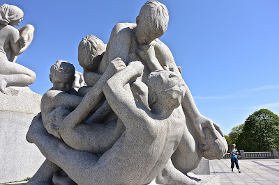 Norvège oslo parc Frogner Gustav Vigeland ; statues illustrant les relations humaines