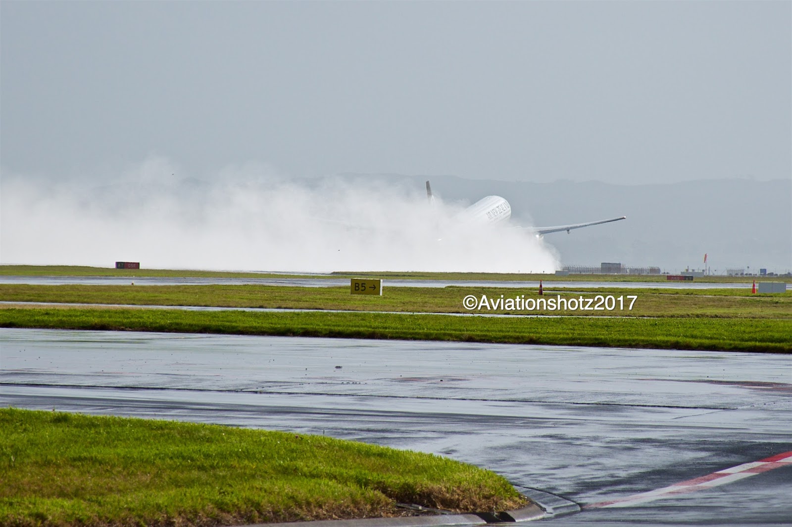 Aviationshotz Full Power Wet Runway Takeoff