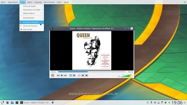 Área de trabalho do KDE Plasma 5.9, mostrando o menu do VLC Media Player no painel superior da tela