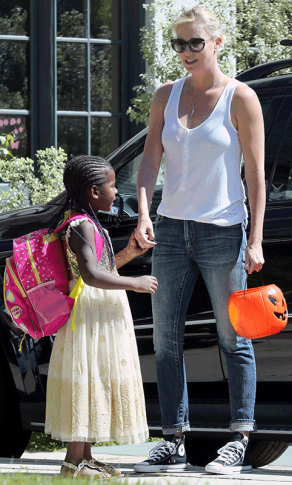 USA: L’actrice Charlize Theron révèle pourquoi elle éduque son garçon de 7 ans comme une fille