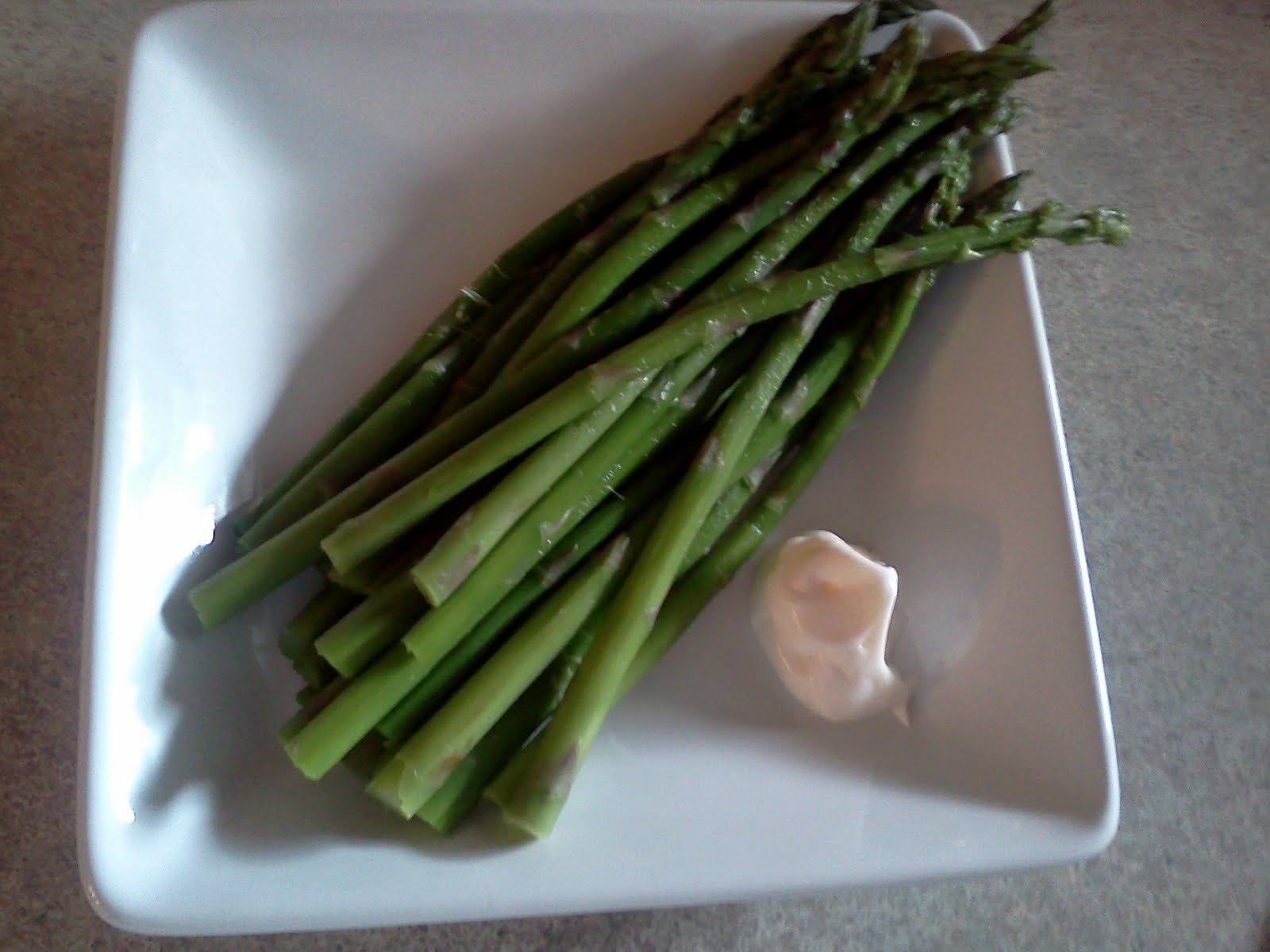 lizzycooks Chilled Asparagus with Garlic Aioli