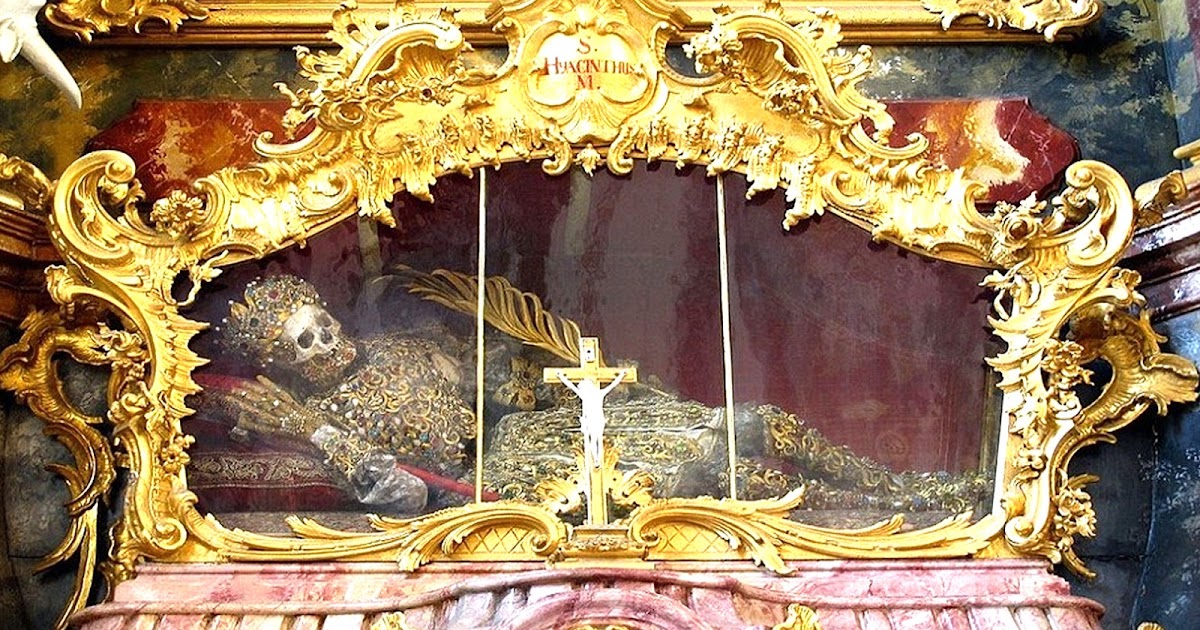 Creative Stories চোখ ধাঁধানো স্বর্ন, রুপা ও হীরায় মোড়ানো কঙ্কাল