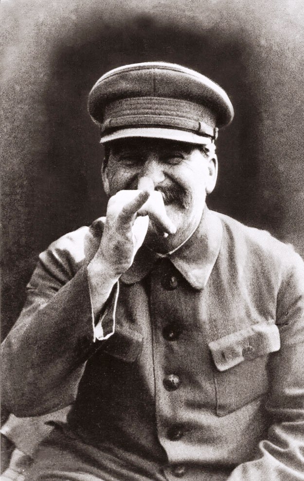 6.+Stalin+es+capturado+en+esta+instant%C3%A1nea+por+su+guardaespaldas+Lt.+Gen.+Nikolai+Vlasik..jpg